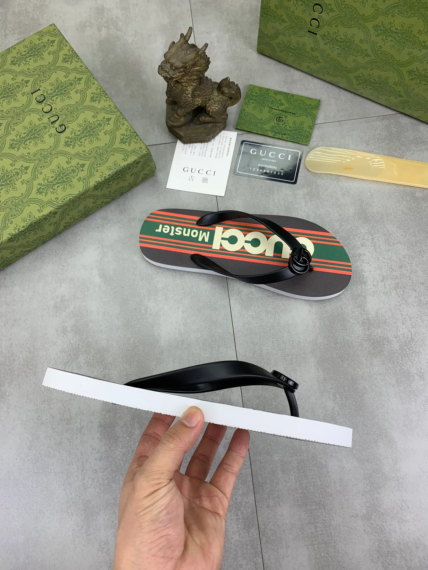 Men's men's shoes 💰P220💰【New style】🆘【GUCCI】Official website's popular Gucci adult couple 🧑‍🤝‍🧑 style, children's flip-flops are on sale at the counter simultaneously! Original fabric imported from Italy. Original bottom provided by the original factory. Size: Adult 36-45. Children’s size: 30-37. Multiple colors available.